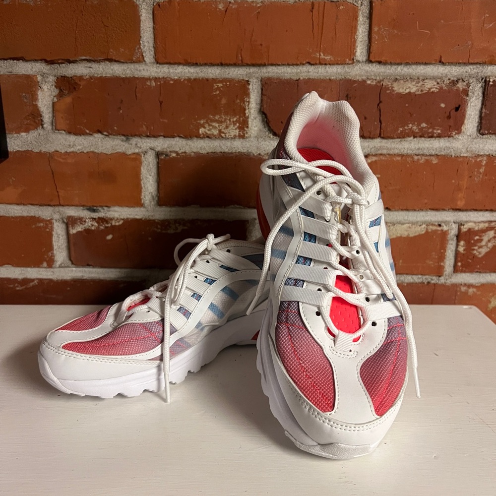 Nike Women’s size 8 Flash Crimson Air Max VG-R
